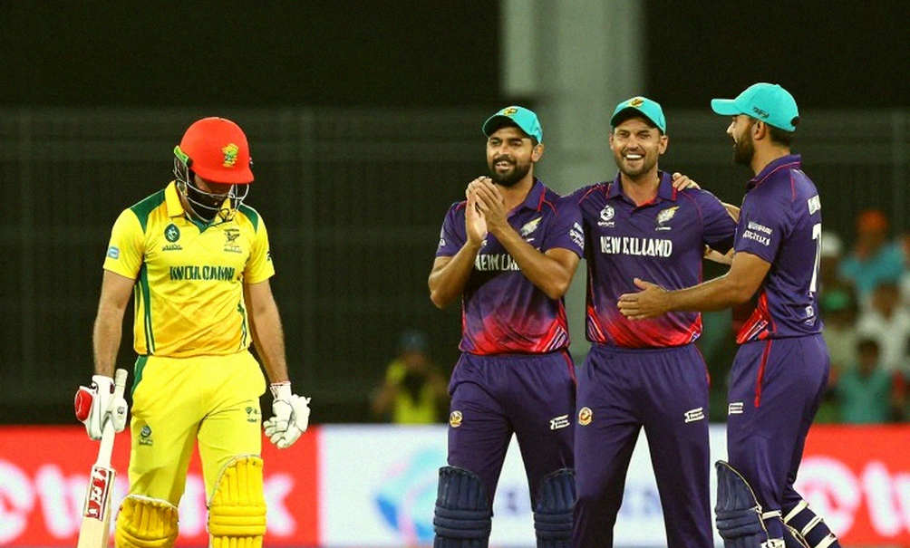 5/4 से 221/7 तक: अफ़ग़ानिस्तान की जीत छक्कों से नहीं, दो दस-ओवर खंडों के अंतर से बनी